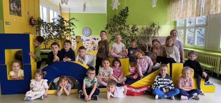 Zabawy o charakterze gimnastycznym z wykorzystaniem drewnianego sprzętu do ćwiczeń