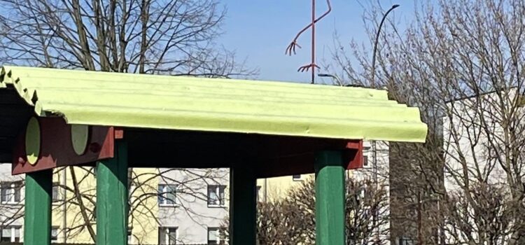 Nasze dzieci z radością powitały bociana, który stanął na daszku lokomotywy w ogrodzie przedszkolnym informując wszystkich o nadejściu wiosny.