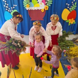 Wspólne wykonanie palmy wielkanocnej Wspólne wykonanie palmy wielkanocnej