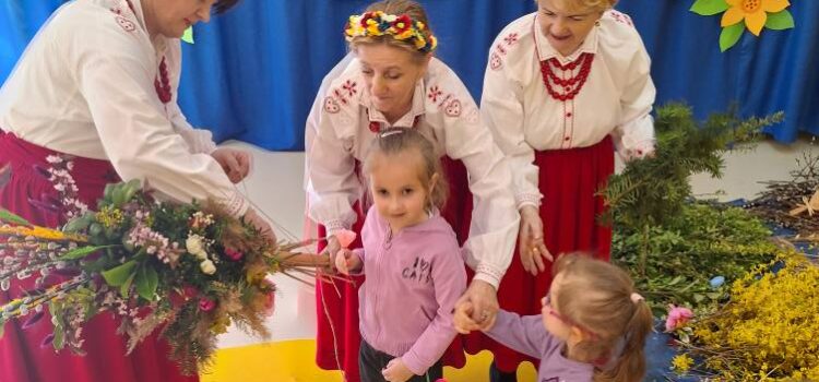 Wspólne wykonanie palmy wielkanocnej Wspólne wykonanie palmy wielkanocnej