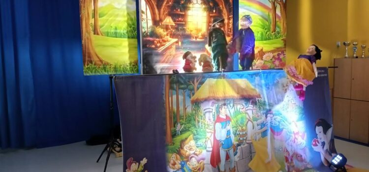 Teatrzyk pt.: ,,Królewna Śnieżka i siedmiu krasnoludków” Teatrzyk pt.: ,,Królewna Śnieżka i siedmiu krasnoludków”